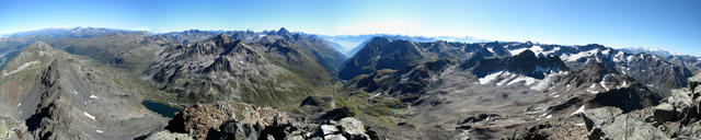 Breitbildfoto vom Flüela Schwarzhorn, mit Blick Richtung Flüelapassstrasse und Engadin