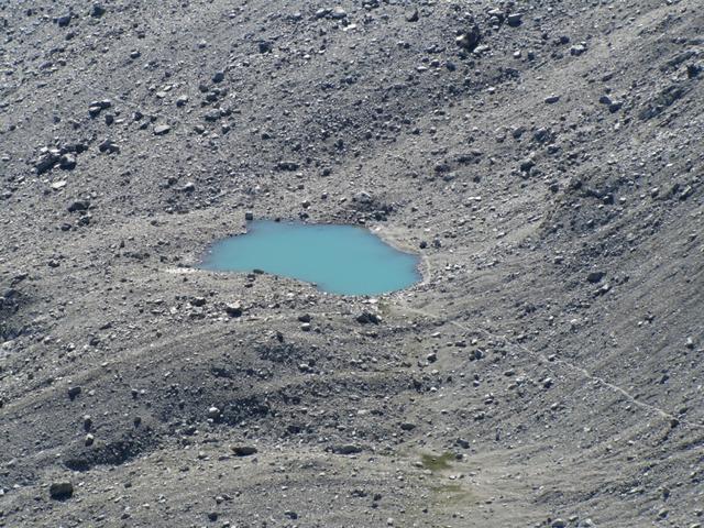 der kleine See bei Punkt 2671 m.ü.M. am Fusse des Piz Radönt