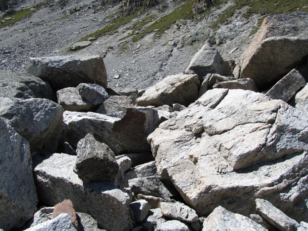riesige Mengen an Blockschutt müssen überwunden werden, wenn der obere Wanderweg zur Grialetschhütte gewählt wird