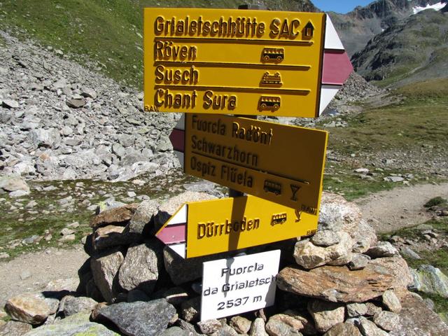 Wegweiser bei der Chamanna Grialetsch 2537 m.ü.M.