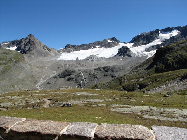 Blick von der Chamanna Grialetsch zum Grialetsch Gletscher. Was für eine schöne Aussicht!