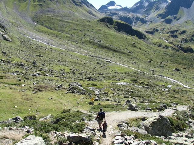 kurz nach Punkt 2298 m.ü.M. zweigt ein Pfad links ab Richtung Scalettapass und Keschhütte