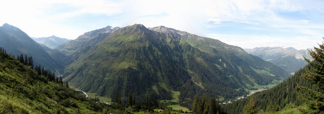 Breitbildfoto, links Vereinatal, mitte Pischahorn, rechts Monbiel