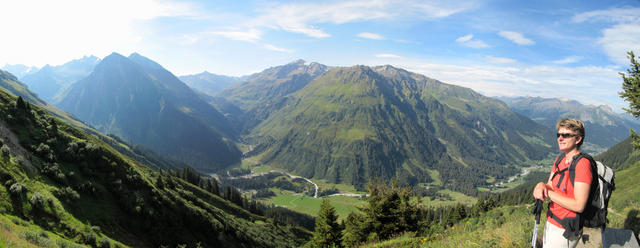 Mäusi bestaunt die sehr schöne Aussicht