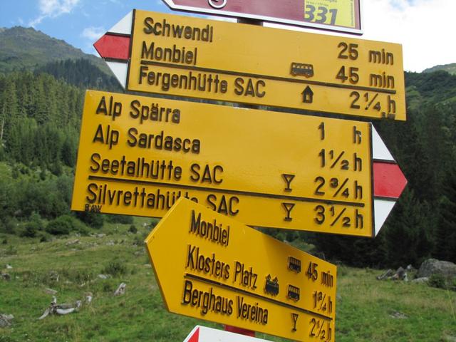 Wegweiser bei der Alphütte Alp Garfiun 1373 m.ü.M.