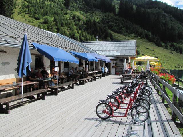 von der Alp Garfiun ist es möglich mit dem Trottinett bis nach Klosters zu fahren