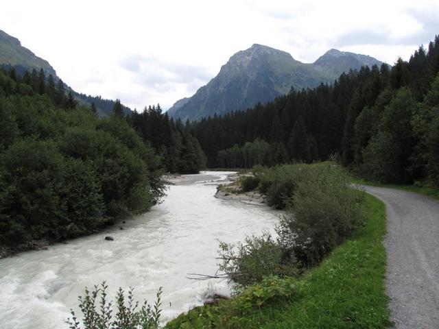 der jungen Landquart entlang wandern wir Richtung Monbiel