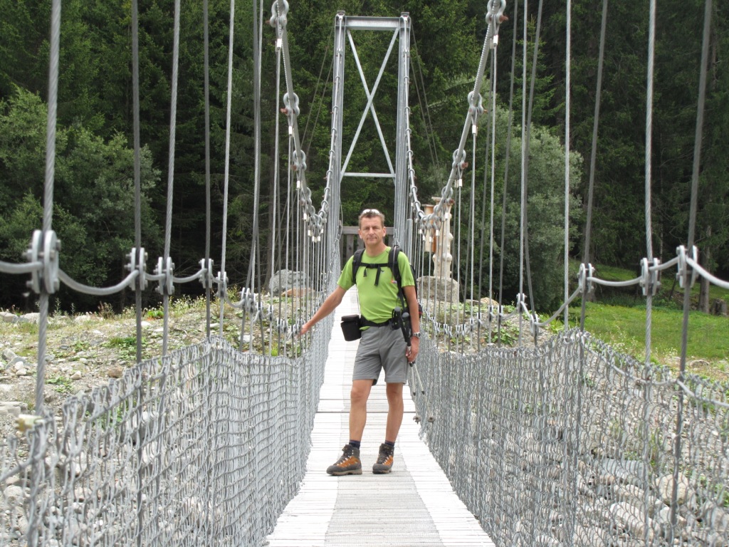 Franco auf der Hängebrücke