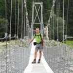 Franco auf der Hängebrücke