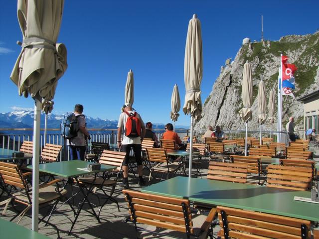 bei der Terrasse beim Hotel Pilatus Kulm. Das Hotel wurde komplett umgebaut. Wirklich sehr schön