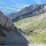 Tiefblick nach Chilchsteine. Gut ersichtlich der Bergweg von Alpnachstad her kommend