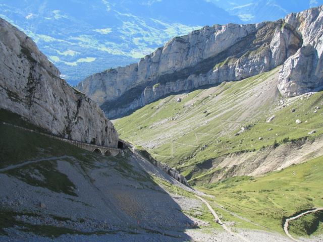 Tiefblick nach Chilchsteine. Gut ersichtlich der Bergweg von Alpnachstad her kommend