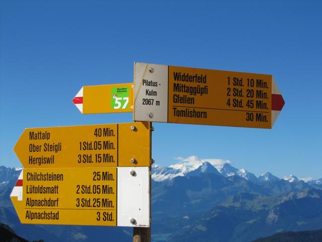 Wegweiser beim Pilatus Kulm 2067 m.ü.M.