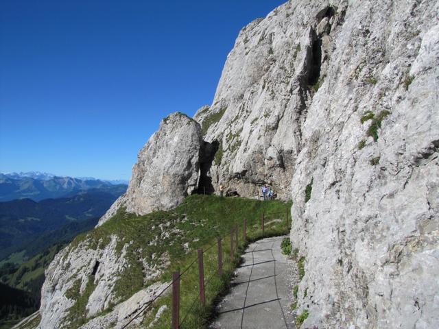 vor über hundert Jahren wurde der Weg, für die Touristen aus dem Fels geschlagen