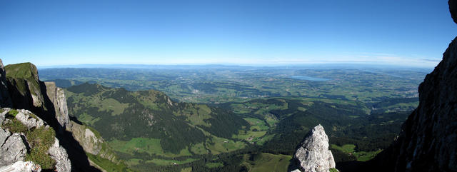 Breitbildfoto auf dem Weg zum Tomlishorn mit Blick auf den Sempacher-, Baldegger-, und Hallwilersee