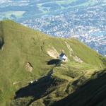 Tiefblick kurz vor dem Tomlishorn auf die Kapelle auf dem Klimsen. Dort waren wir auch schon