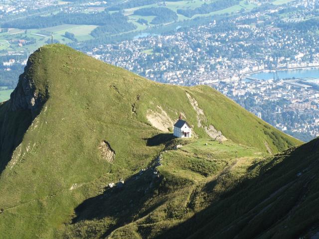 Tiefblick kurz vor dem Tomlishorn auf die Kapelle auf dem Klimsen. Dort waren wir auch schon