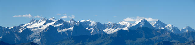 wunderschönes Breitbildfoto Richtung Berner Oberland mit seinen Bergriesen