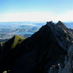 Breitbildfoto vom Tomlishorn 2128 m.ü.M. aus gesehen, Richtung Pilatus