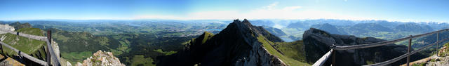 Breitbildfoto vom Tomlishorn 2128 m.ü.M. aus gesehen, Richtung Pilatus