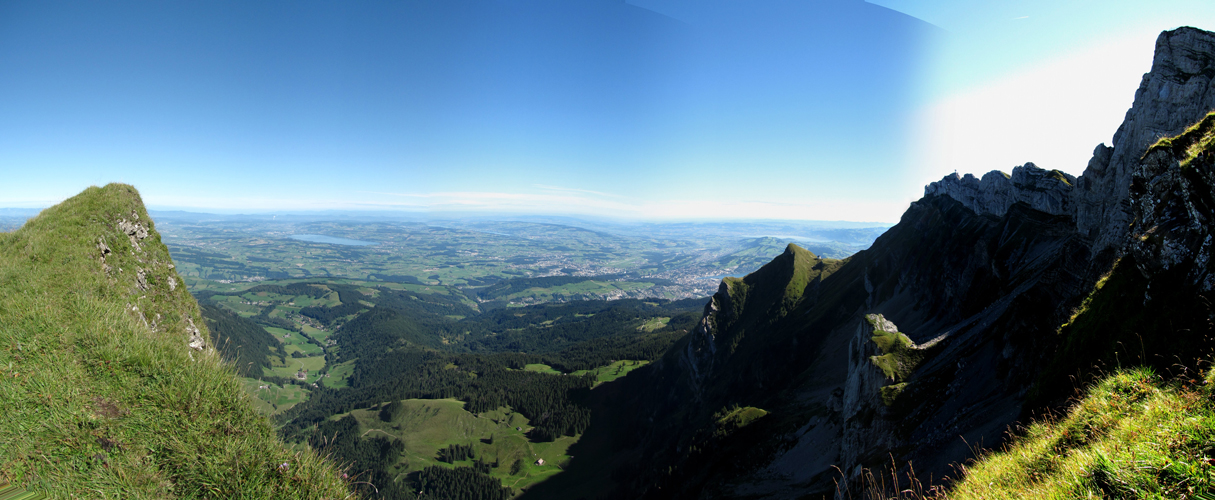 Breitbildfoto mit Blick ins Mittelland