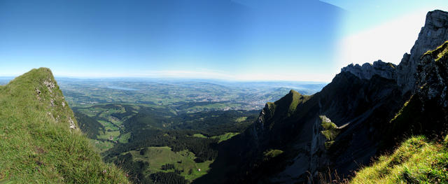 Breitbildfoto mit Blick ins Mittelland