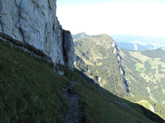 an der Felswand des Widderfeld vorbei, mit Blick zum Mittaggüpfi