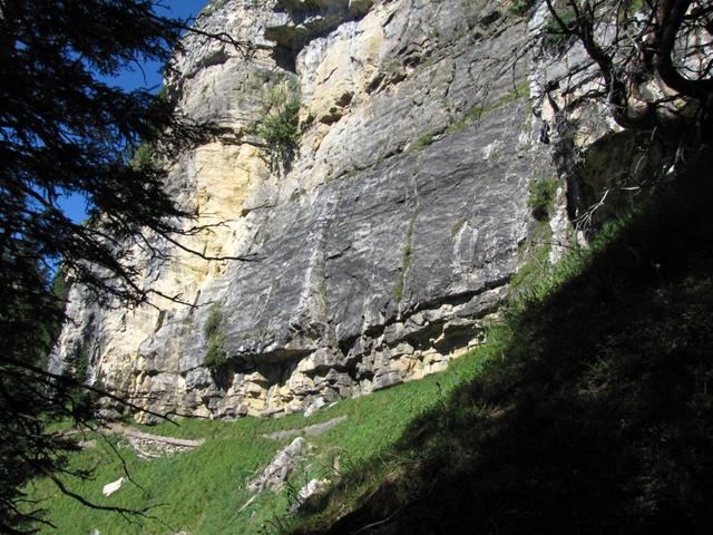 der Wanderweg führt links am Fusse vom Rot Dossen vorbei