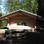 bei Punkt 1095 m.ü.M. haben wir bei einer schönen Blockhütte den Talboden erreicht