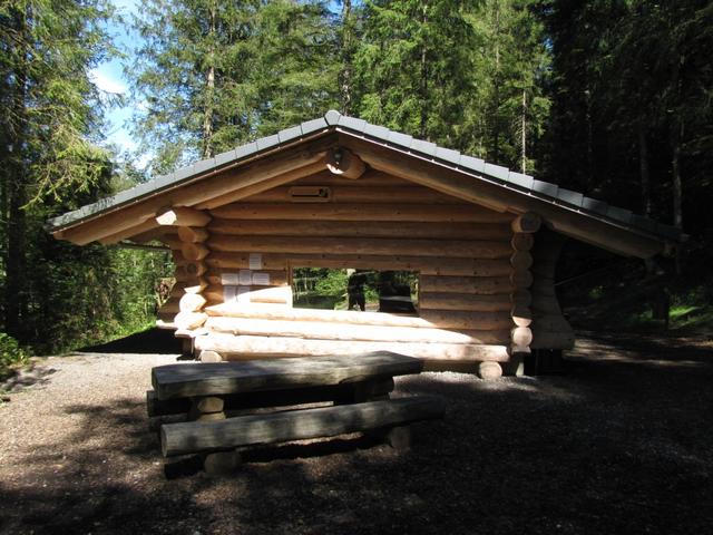 bei Punkt 1095 m.ü.M. haben wir bei einer schönen Blockhütte den Talboden erreicht