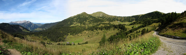 Breitbildfoto von der Sewenegg mit Blick Richtung Sewenseeli, Chli Fürstein und Fürstein