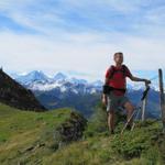 Franco bestaunt die Aussicht vom Verbindungskamm Chli Fürstein und Fürstein