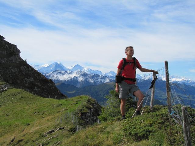 Franco bestaunt die Aussicht vom Verbindungskamm Chli Fürstein und Fürstein