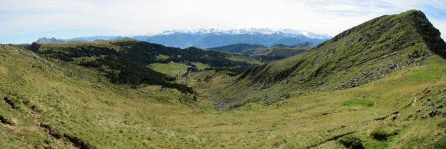 Breitbildfoto vom Kamm aus gesehen, Richtung Sewenalp