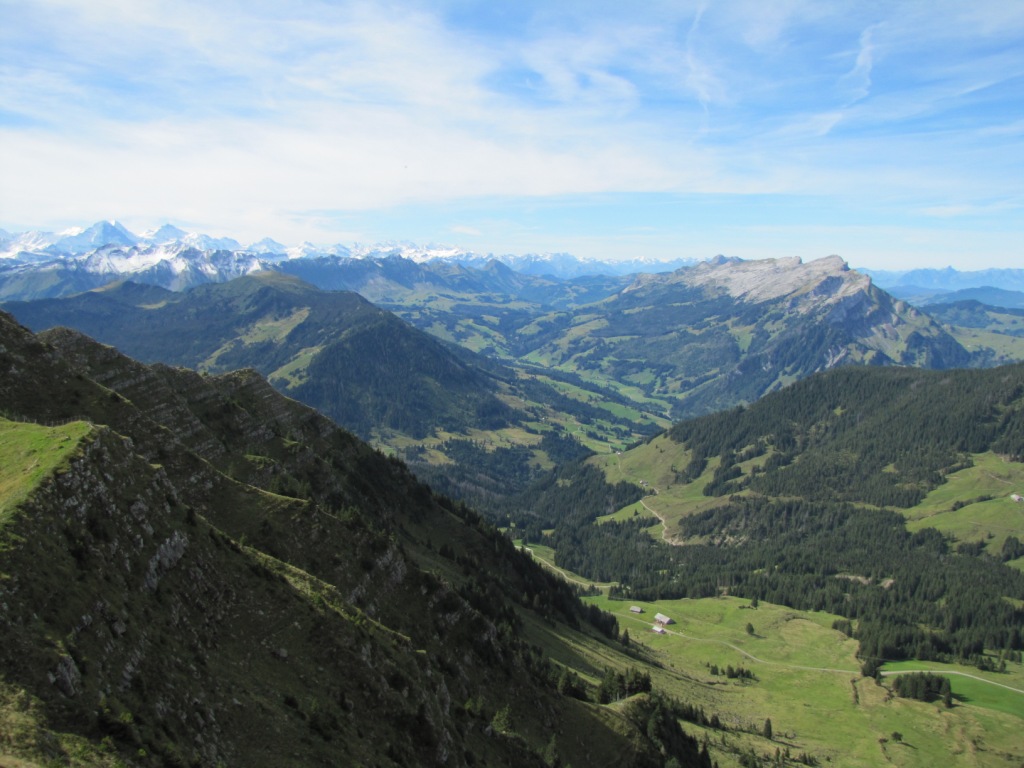 links die Berner Alpen, rechts die Schratteflue