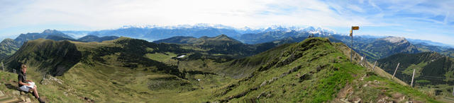 schönes Breitbildfoto mit Blick Richtung Sewenalp