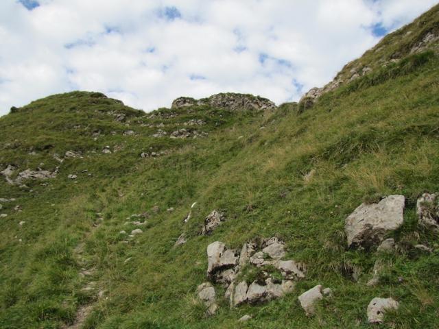 steil führt der Weg nun zu Punkt 1972 m.ü.M.