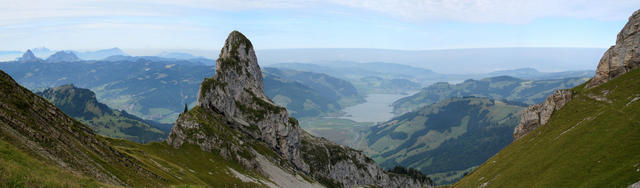 sehr schönes Breitbildfoto von Punkt 1972 m.ü.M. aus gesehen Richtung Wändlispitz und Sihlsee