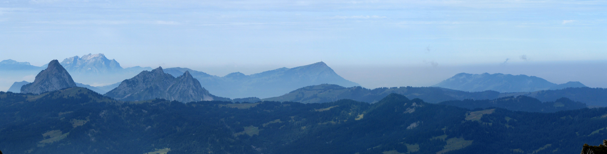 Breitbildfoto mit den beiden Mythen, Pilatus, Rigi und Rossberg