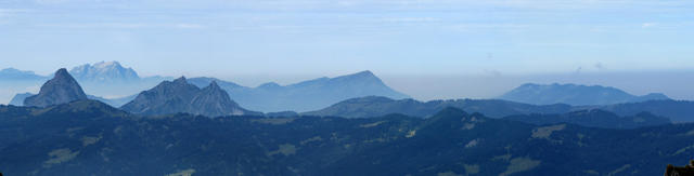 Breitbildfoto mit den beiden Mythen, Pilatus, Rigi und Rossberg