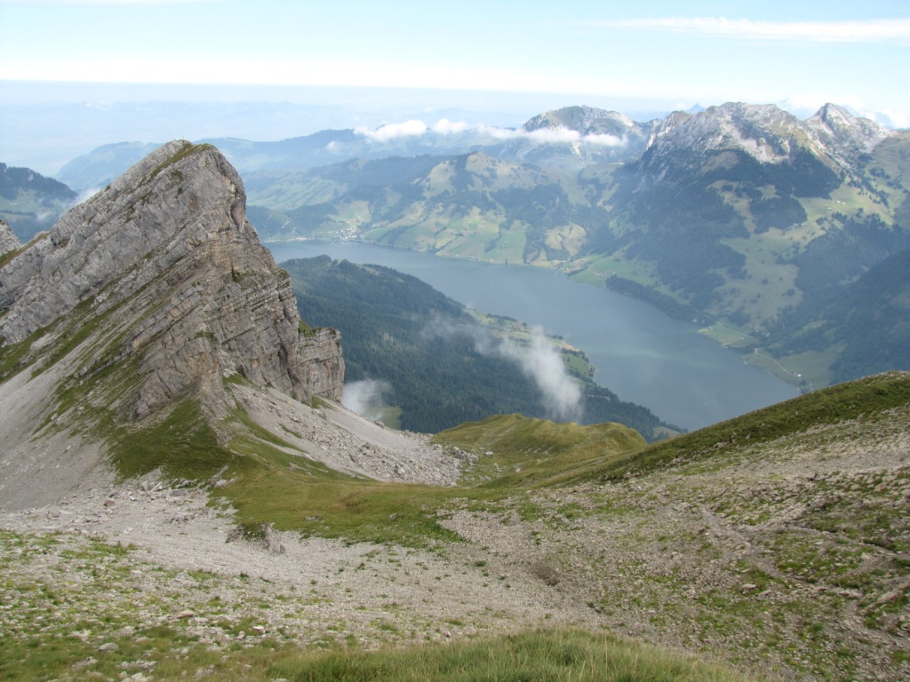 wir haben den Diethlem verlassen und laufen nun abwärts zur Alp Fluebrig