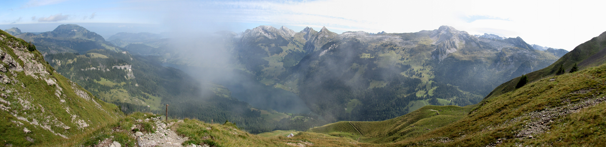 Breitbildfoto mit Blick Richtung Wägitalersee