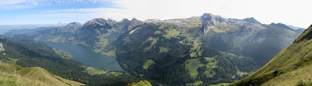 Breitbildfoto vom Gipfelkreuz mit Blick Richtung Wägitalersee