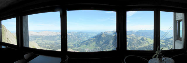 Breitbildfoto in der Bergstation der Seilbahn mit Blick Richtung Sörenberg