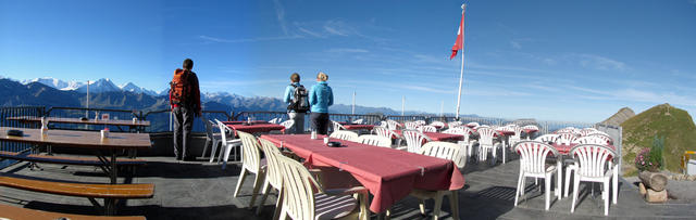 Breitbildfoto von der Terrasse Bergstation Seilbahn 2268 m.ü.M.