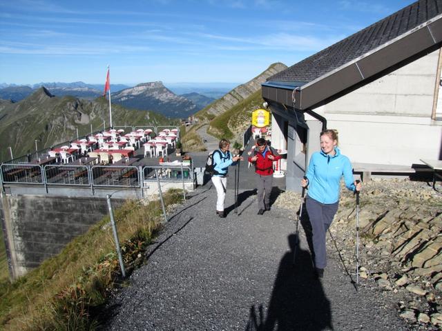 wir verlassen die Bergstation der Seilbahn