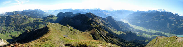 Breitbildfoto vom Brienzer Rothorn aus gesehen Richtung Arnihaaggen