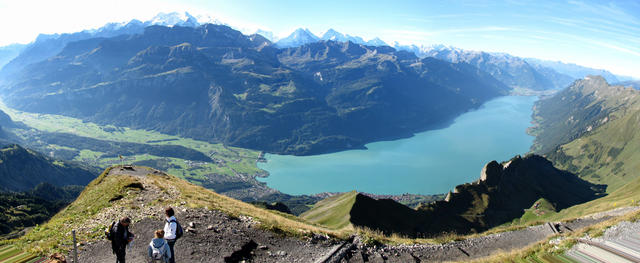 Breitbildfoto vom Brienzer Rothorn aus gesehen Richtung Brienzersee