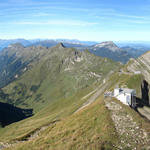 Breitbildfoto vom Brienzer Rothorn aus gesehen Richtung Bergstation und Brienzersee