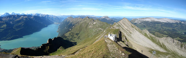 Breitbildfoto vom Brienzer Rothorn aus gesehen Richtung Bergstation und Brienzersee